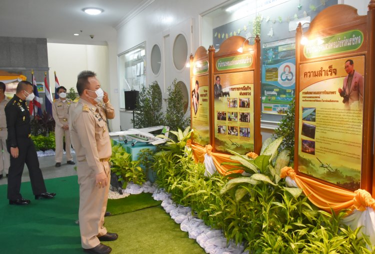 รองผู้ว่าฯนราธิวาสวางพานพุ่มดอกไม้สดพระบิดาแห่งฝนหลวง