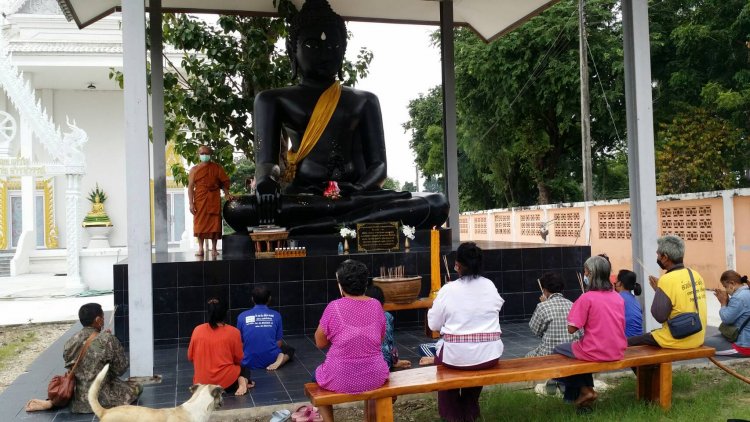 ชาวบ้านอุทัยธานีเชื่อทำพิธี!!ลูบน้ำมันหลวงพ่อองค์ดำ รักษาโรคภัยไข้เจ็บหาย