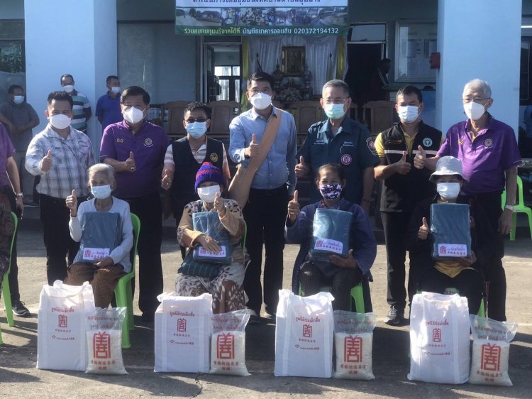 "สส.ชัยวุฒิ" ร่วมคณะ 2 มูลนิธิฯ มอบถุงยังขีพและผ้าห่มกันหนาวให้ชาวอุ้มผาง