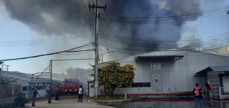 ไฟไหม้โกดังเก็บสำลีบริษัทชื่อดังเสียหายไม่ต่ำกว่า 50 ล้านบาท (มีคลิป)