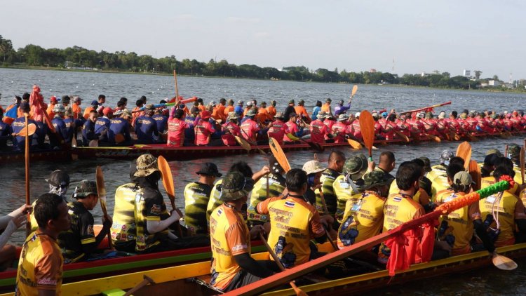 ยิ่งใหญ่อลังการ!ศรีสะเกษระเบิดศึกแข่งขันเรือยาวชิงชนะเลิศประเทศไทย(มีคลิป)