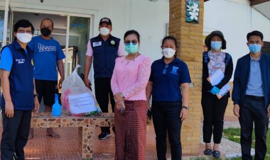 ทต.พระลับขอนแก่นนำคณะผู้บริหารมอบถุงยังชีพผู้ป่วย-กักตัวโควิด