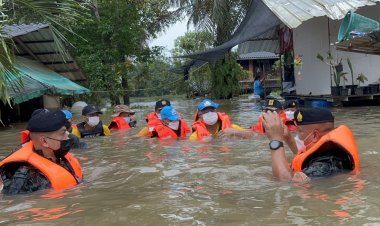 แม่ทัพภาค 4-ผู้ว่าฯสุราษฎร์ลุยน้ำช่วยเหยื่อน้ำท่วมท่าสะท้อน
