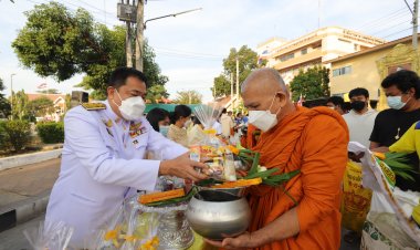 ผู้ว่าฯปทุมธานีนำข้าราชการ ประชาชน ทำบุญตักบาตร วันพ่อแห่งชาติ