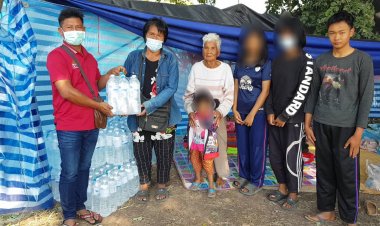 เร่งช่วยเหลือแม่-หลาน 5 ชีวิตถูกลูกทรพี คลั่งเผาบ้าน-ขู่ตามฆ่าหนีตายนอนข้างถนน