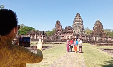 หยุดยาว!นักท่องเที่ยวแห่ชมปราสาทหินพิมายกันคึกคัก(ชมคลิป)