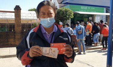 ยิ้มแก้มปริ ! ชาวนาพิมายแห่กดเงินส่วนต่างประกันราคาข้าวกันคึกคัก  (มีคลิป)