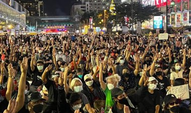 คณะราษฎรลั่นล่ารายชื่อพรุ่งนี้กดดันยกเลิก 112