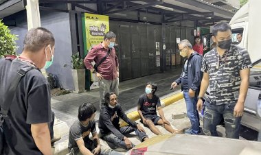 ตร.ปทุมธานีบุกรวบยกแก๊งลักลอบตัดไฟย่านหลุมแก้ว