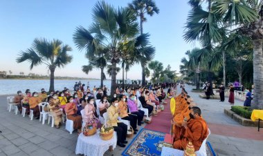ศรีสะเกษพร้อมใจ นุ่งผ้าไทยใส่บาตร ทำความดี วิถีพอเพียง