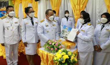 นราธิวาสมอบหนังสือพระราชทาน สารานุกรมไทยสำหรับเยาวชน เล่ม 42