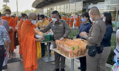 แม่สอด1 ตักบาตร ทำบุญ พระสงฆ์ 69 รูป 6 ปี ห้างโรบินสัน