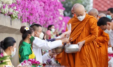 ตักบาตรวันพระใหญ่ สัมผัสกลิ่นอายรามัญ ที่ปทุมธานี (ชมคลิป)