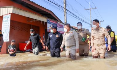 พ่อเมืองนราธิวาสพร้อมคณะลงพื้นมอบถุงยังชีพเหยื่อน้ำท่วม