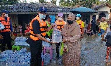 ผบ.นพค.41ลุยน้ำเยี่ยมเหยื่อน้ำท่วมตำบลมูโนะ