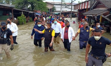 พ่อเมืองนราฯปรุงอาหารมื้อเย็นลุยน้ำแจกชาวบ้าน