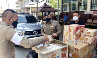 ผกก.สภ.เมืองนราธิวาสลำเลียงสิ่งของยังชีพช่วยเหยื่อน้ำท่วม