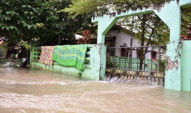 ชลประทานระดมเครื่องจักรกลเข้าซ่อมพนังกั้นน้ำพังจากมวลน้ำป่า