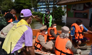 องคมนตรีเชิญสิ่งของพระราชทานมอบราษฏรที่ประสบอุทกภัย
