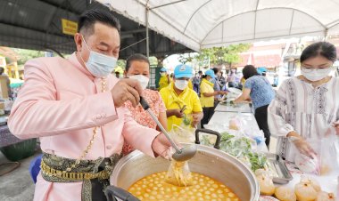 พ่อเมืองปทุมฯแต่งชุดไทยแจกข้าวกล่องสร้างรอยยิ้มปชช.