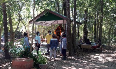 ส่องเลขเซียมซีฝรั่งหลังเขย่าขอเลขเด็ดศาลแม่สไบแก้วสไบทอง(มีคลิป)