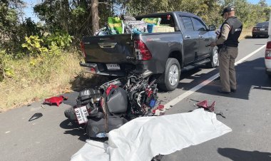 สลดส่งท้ายปี!หนุ่มวัยเบญเพศซิ่งจยย.คู่ใจกลับบ้านพุ่งชนท้ายกระบะดับ