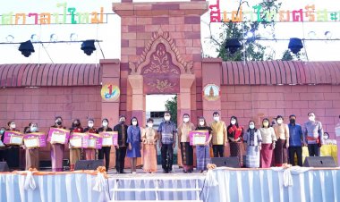 เจ้าเมืองศรีสะเกษมอบรางวัลผลิตภัณฑ์OTOP“เทศกาลปีใหม่สี่เผ่าไทย"