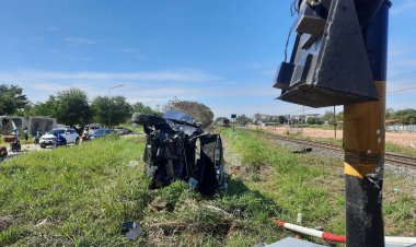 ระทึก!ม้าเหล็กพุ่งชนกระบะตัดหน้าพังยับ-คนขับปิกอัพรอดหวุดหวิด