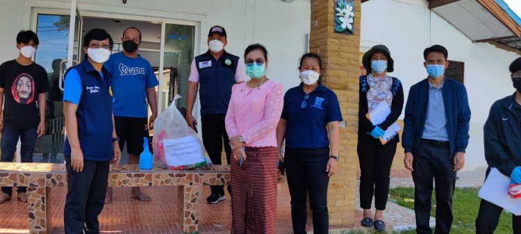 ทต.พระลับขอนแก่นนำคณะผู้บริหารมอบถุงยังชีพผู้ป่วย-กักตัวโควิด