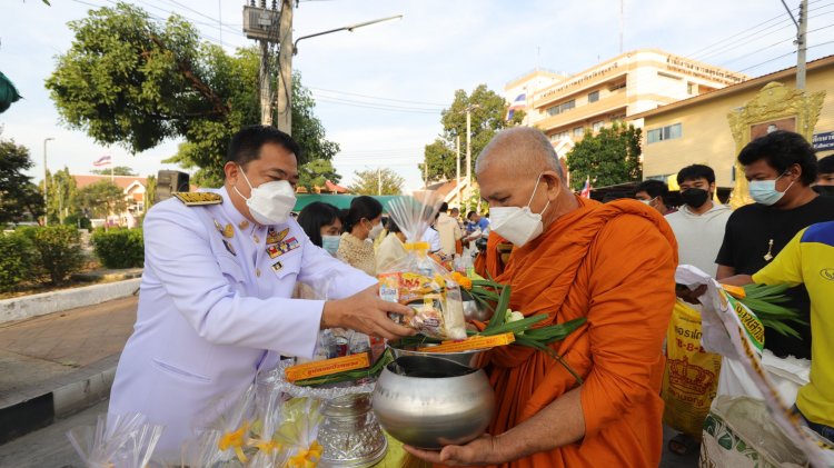 ผู้ว่าฯปทุมธานีนำข้าราชการ ประชาชน ทำบุญตักบาตร วันพ่อแห่งชาติ