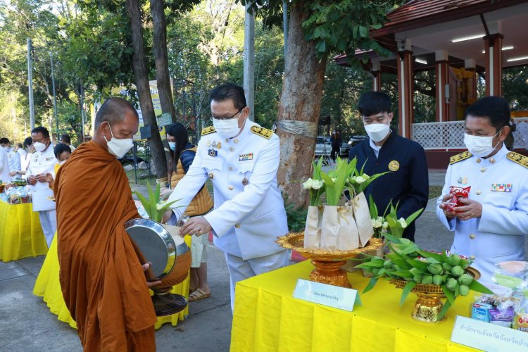 พสกนิกรอำนาจเจริญพร้อมใจทำบุญตักบาตรถวายพระราชกุศล