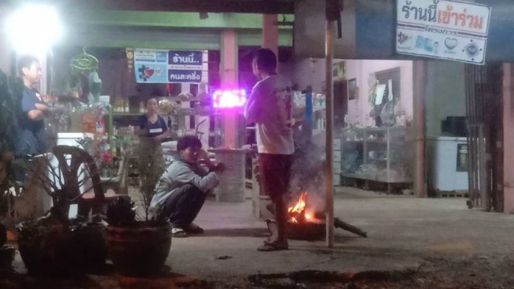 ปราจีนบุรีเย็นสะท้านต้องก่อไฟผิงคลายหนาว (มีคลิป)