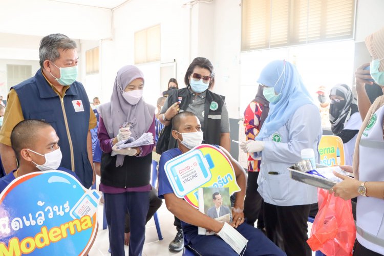 ผู้แทนสภากาชาดไทยลงพื้นที่เยี่ยมหน่วยบริการฉีดวัคซีนโควิด