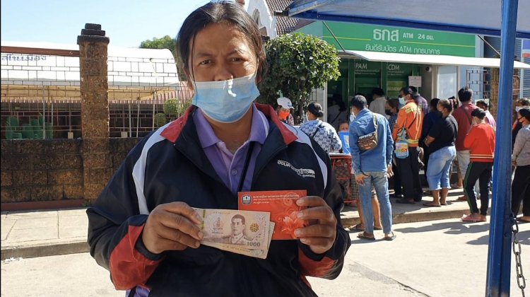ยิ้มแก้มปริ ! ชาวนาพิมายแห่กดเงินส่วนต่างประกันราคาข้าวกันคึกคัก (มีคลิป)