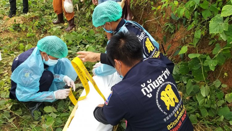 สลดลุงวัย 81ถางหญ้าในสวนยางบนเขาเป็นลมล้มฟุบดับ