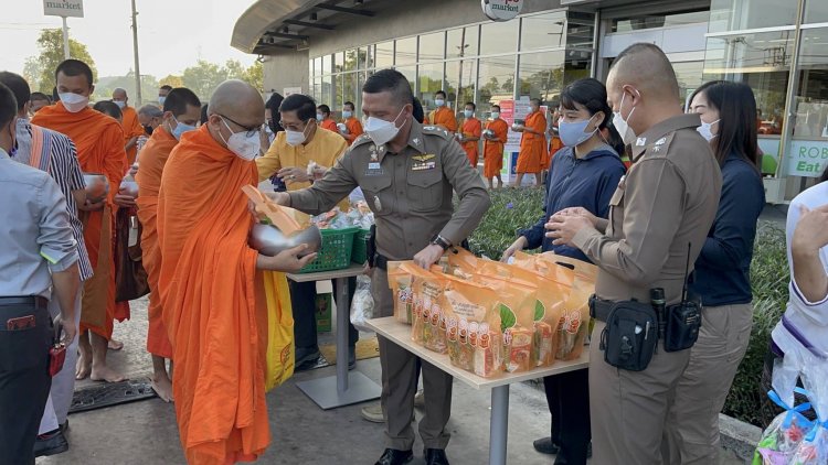 แม่สอด1 ตักบาตร ทำบุญ พระสงฆ์ 69 รูป 6 ปี ห้างโรบินสัน