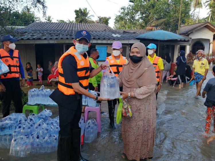 ผบ.นพค.41ลุยน้ำเยี่ยมเหยื่อน้ำท่วมตำบลมูโนะ