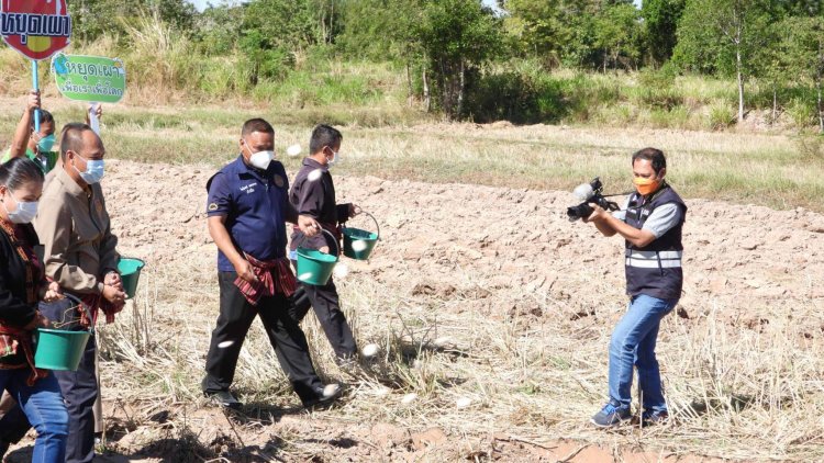 อุทุมพรพิสัย เปิดงานโครงการไถกลบตอซังข้าว (ชมคลิป)