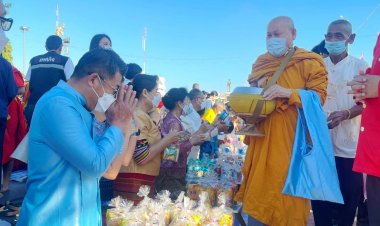 ชาวชัยภูมิร่วมแต่งผ้าไทยตักบาตรปีใหม่รับความเป็นสิริมงคล ตามมาตรการ 100%