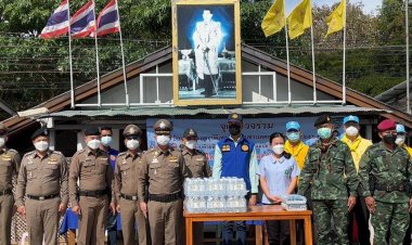 ผกก.แม่สอด ออกบริการ นักท่องเที่ยว ประชาชน  แจกน้ำ และกาแฟให้กับผู้ขับขี่ยานพาหนะ ระหว่าง สัญจรเดินทาง ในช่วงเทศกาลปีใหม่ 2565