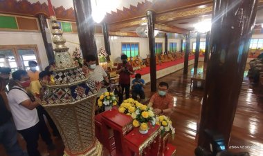 บรรยากาศปีใหม่ชาวปากน้ำเข้าวัดทำบุญขอพรเท้าเวชสุวรรณ