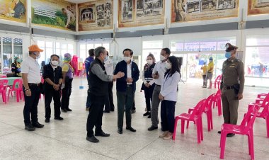 รมว.คลังลงพื้นที่ศรีสะเเกษเยือนบุคลากรทางการแพทย์ฉีดวัคซีนโควิด