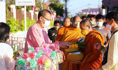 ผู้ว่าฯหมูป่านำชาวปทุมฯทำบุญใส่บาตรวันขึ้นปีใหม่ 2565