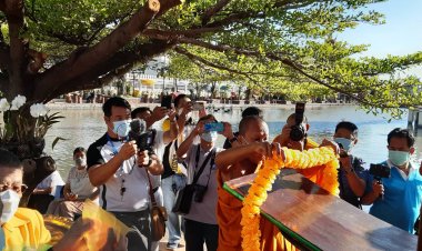 พระครูแจ้ ทำพิธีไหว้แม่ย่านาง"เรือไล้สุวรรณนำโชค" อายุกว่า 200 ปี(ชมคลิป)