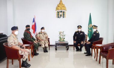 พลตรี อุทิศ อนันตนานนท์ รองแม่ทัพภาค4/รอง ผอ.รมน.ภ 4 สน.ร่วมกับนายสนั่น พงษ์อักษร ผู้ว่าราชการจังหวัดนราธิวาส จัดคณะตรวจเยี่ยมเพื่อเป็นการบำรุงขวัญและกำลังใจแก่กำลังพลชุดปฏิบัติงานในช่วงต้อนรับเทศกาลปีใหม่