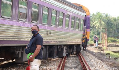 รถไฟตกราง ที่สถานีรือเสาะ รถไฟหยุดทุกขบวนหยุดวิ่งชั่งคราว โดยเฉพาะขบวนท้องถิ่น จนกว่าจะสามารถยกโบกี้ได้ 