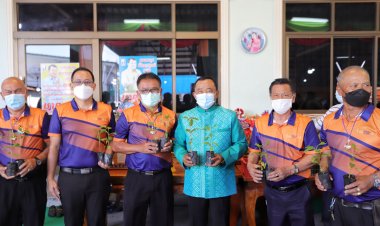 สุดคึกคัก"ลุงชาญ"ใจดี เปิดบ้านแจกต้นกระท่อมวันคลายวันเกิดครบ 65 ปี