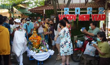 นายกอบต.บางน้ำผึ้งนิมนต์พระบิณฑบาตรอบตลาดน้ำวันขึ้นปีใหม่(มีคลิป)