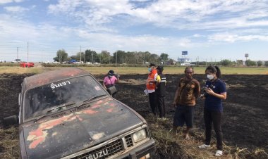 ระวังภัย! ชาวนาไปวิดปลาบ่อกลางทุ่งนารถติดหล่มไฟไหม้รถ-ชาวนาบาดเจ็บ