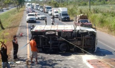 ระทึก! รถบรรทุกสารเคมีพลิกคว่ำบนถนนขาเข้ากบินทร์บุรี(มีคลิป)